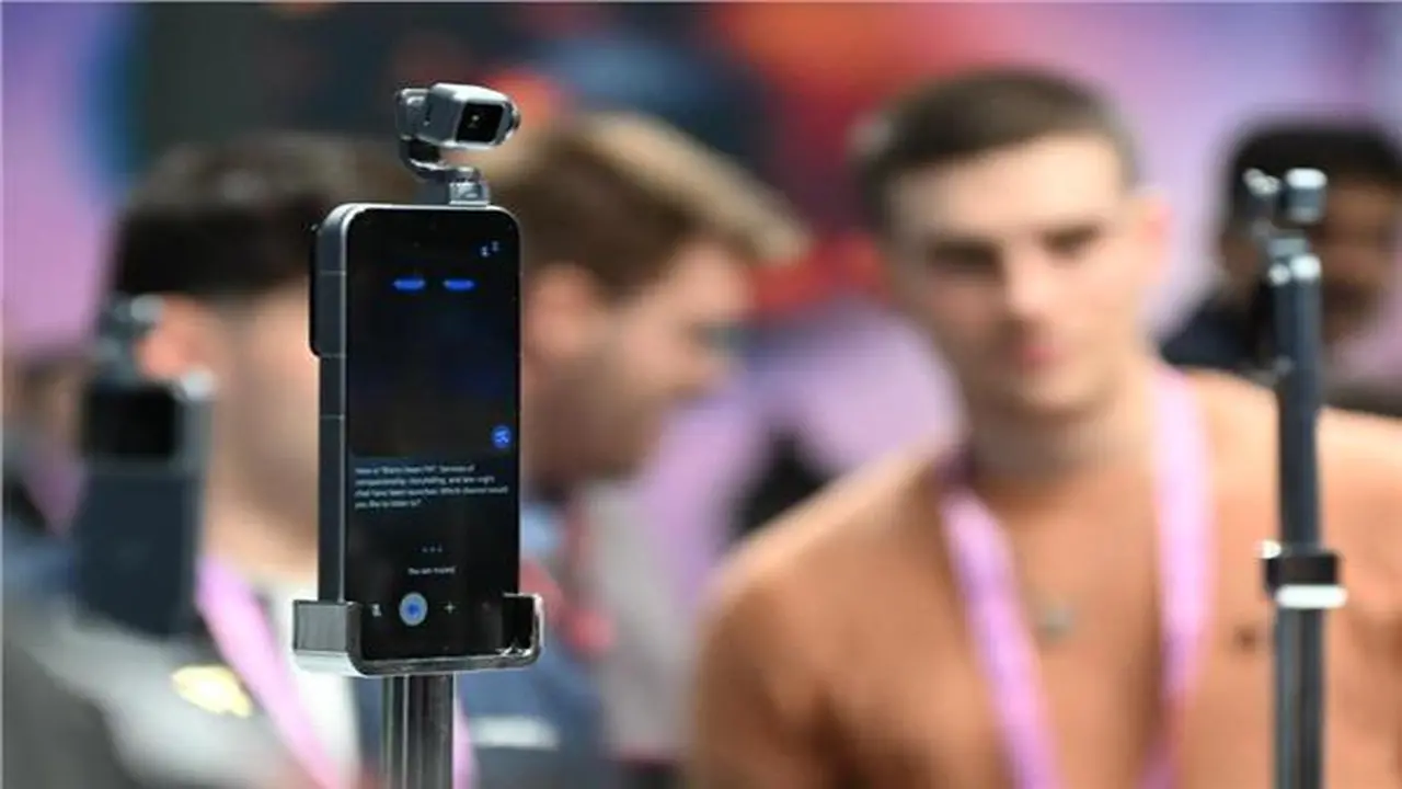 تطوير هاتف روبوتي يعكس تسارع نمو وكلاء الذكاء الاصطناعي في الصين